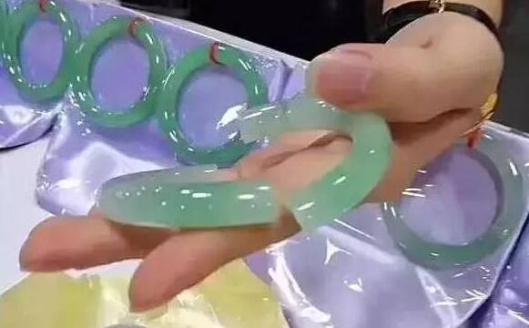 商家怒斥没人接听