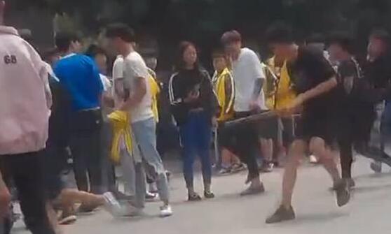 校园门口多人斗殴